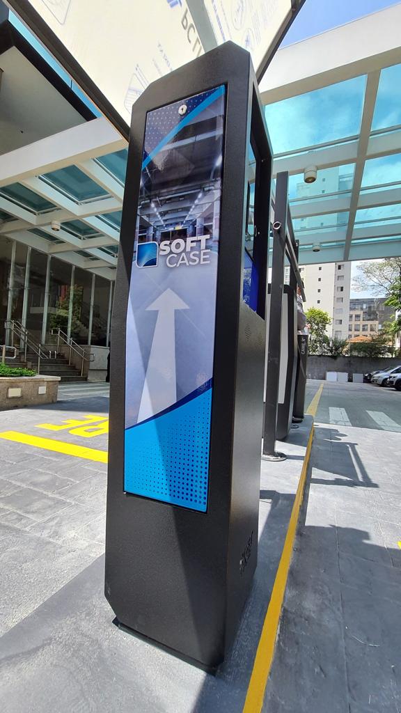 Totem de entrada Softcase instalado na pista de um estacionamento